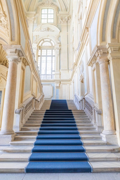 TURIN ITALIE VERS JUIN 2021 Le plus bel escalier baroque d'Europe situé dans le Palais Madama Palazzo Madama Intérieur avec fenêtres et couloirs en marbre de luxe