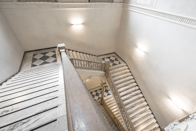 Turin, Italie - Vers Mai 2021 : Escalier De Luxe En Marbre Dans Un Ancien Palais Italien