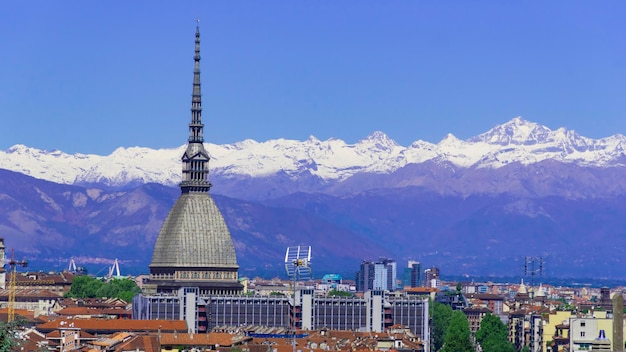 Turin, Turin, panorama aérien timelapse skyline avec Mole Antonelliana, Monte dei Cappuccini et les Alpes en arrière-plan. Italie, Piémont, Turin.