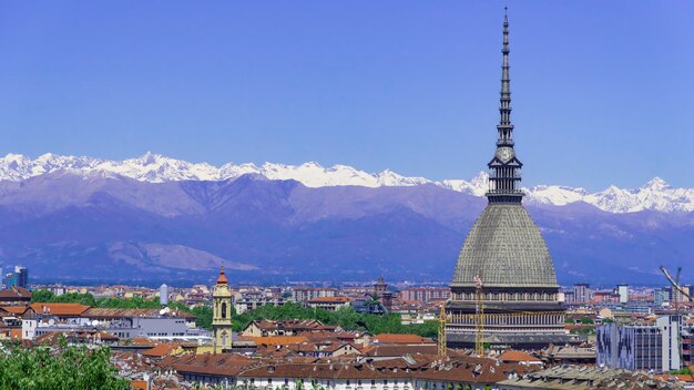 Turin, Turin, panorama aérien timelapse skyline avec Mole Antonelliana, Monte dei Cappuccini et les Alpes en arrière-plan. Italie, Piémont, Turin.