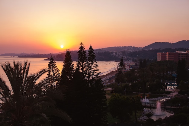 Turquie chaude, paysage urbain de la station balnéaire au coucher du soleil