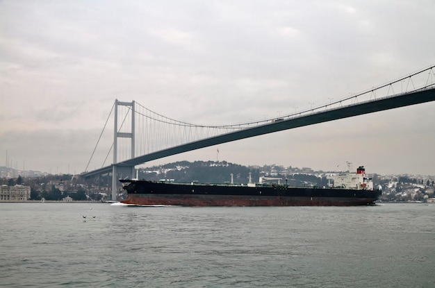 Turquie, Istanbul, le canal du Bosphore, le pont du bosphore, un navire de cargaison de pétrole sous le pont