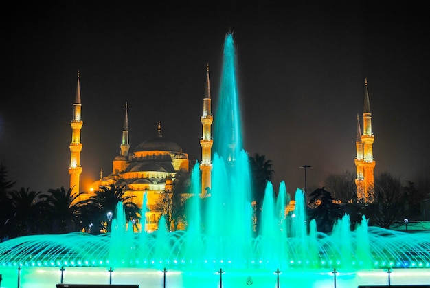 TURQUIE ISTANBUL sur la place principale de la vie nocturne de la ville comprend des fontaines colorées