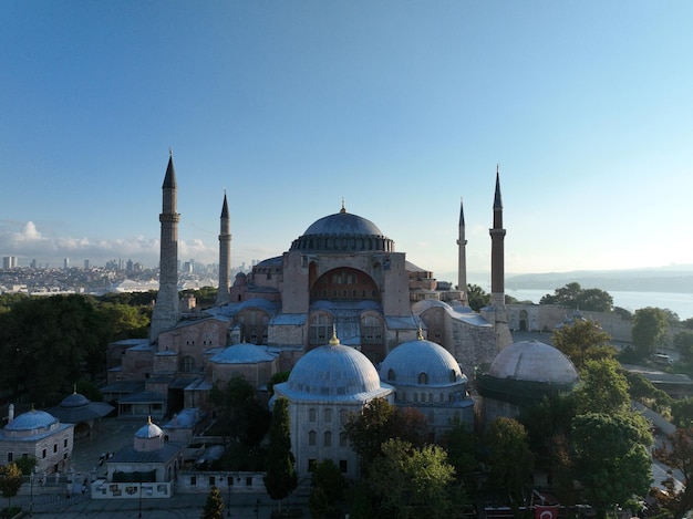 Turquie Istanbul Sultanahmet avec la mosquée bleue et la Sainte-Sophie avec une corne d'or en arrière-plan au lever du soleil vue aérienne cinématographique