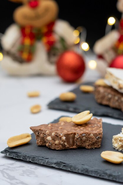 Turron doux espagnol traditionnel sur une table avec des lumières et des décorations de Noël