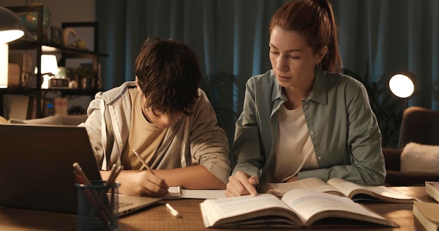 Tuteur aidant un élève à faire ses devoirs