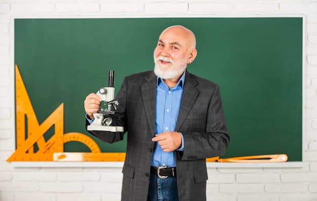 Tuteur barbu en classe. Pédagogue mature partage ses connaissances. La connaissance des tiges est demandée dans le monde moderne. Des changements clés qui transforment l'éducation. Notion de connaissance. Enquête et recherche.