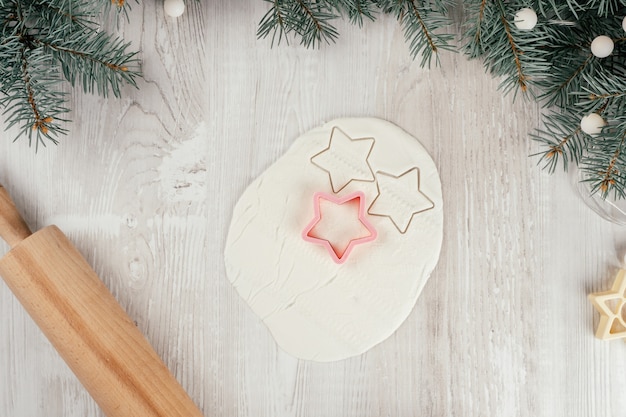 Tutoriel étape par étape de guirlande de porcelaine froide faite maison avec des étoiles de Noël. Étape 12 : Vous pouvez découper des décorations différentes ou identiques sur une feuille. Vue de dessus