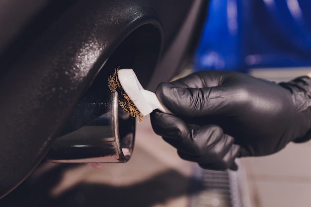 Tuyau d'échappement de voiture avec du savon. Fond de lavage de voiture. brossage