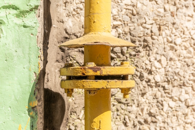 Tuyau de gaz jaune avec une grue et des engins.