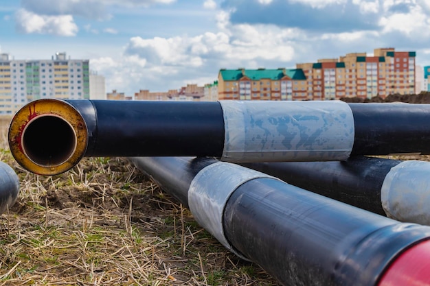 Tuyau isolé Grands tuyaux métalliques avec une gaine en plastique sur un chantier de construction Pipeline moderne pour fournir de l'eau chaude et du chauffage à une zone résidentielle