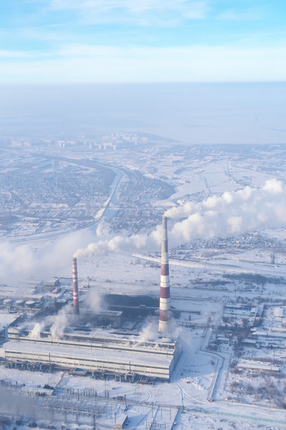 Le tuyau de la plante émet des substances nocives dans l&#39;atmosphère. Gros plan sur un fond de ciel