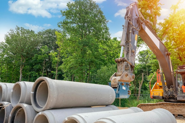 Tuyaux en béton de gros diamètre pour les travaux de drainage livrés sur chantier et déchargés