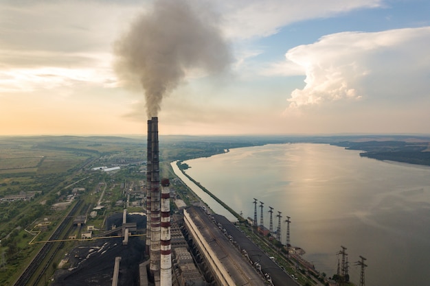 tuyaux de cheminée haute avec de la fumée grise de la centrale électrique au charbon