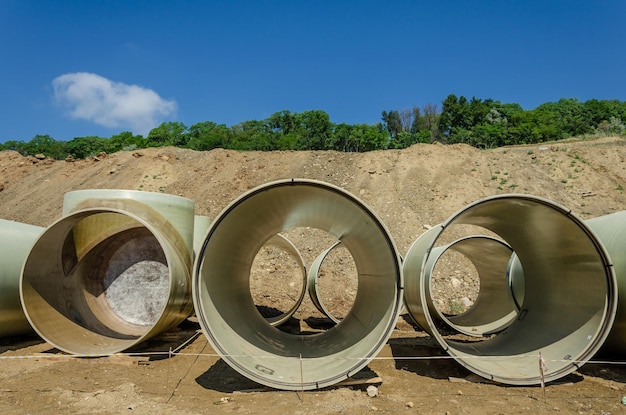 Tuyaux de grand diamètre sur le chantier.