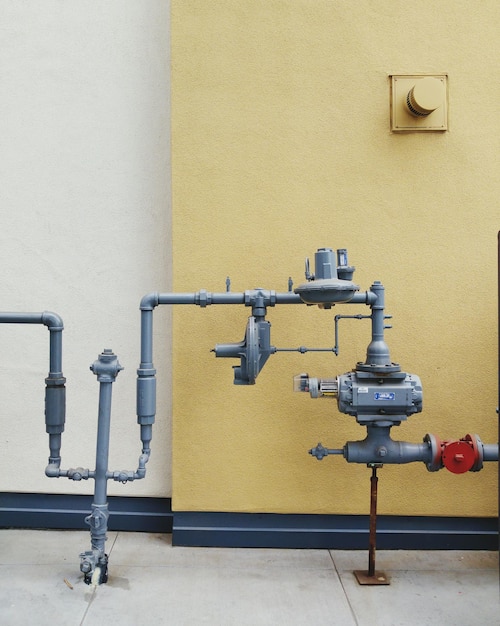 Tuyaux métalliques contre le mur