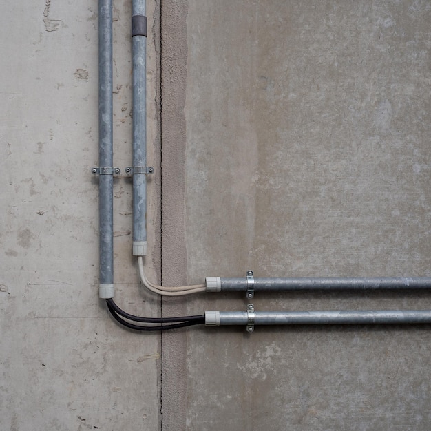 Tuyaux sur le mur