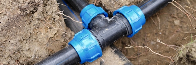 Tuyaux en plastique noir pour l'irrigation dans le système d'irrigation du pays et le concept de tuyaux en pvc