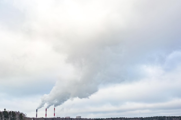 Tuyaux d'une usine d'entreprise chimique Concept de pollution de l'air Paysage industriel pollution de l'environnement déchets de la centrale thermique