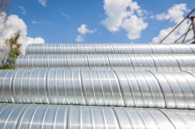 Tuyaux de ventilation contre le ciel bleu tuyaux en acier pièces pour la construction de conduits d'air pour un in...