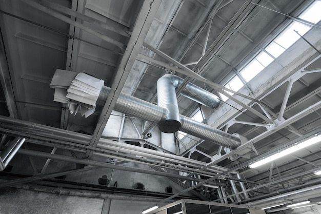 Photo tuyaux de ventilation dans l'atelier de l'usine