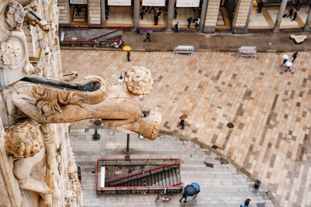 Tuyaux de vidange sous forme de sculptures dans le duomo italie milan