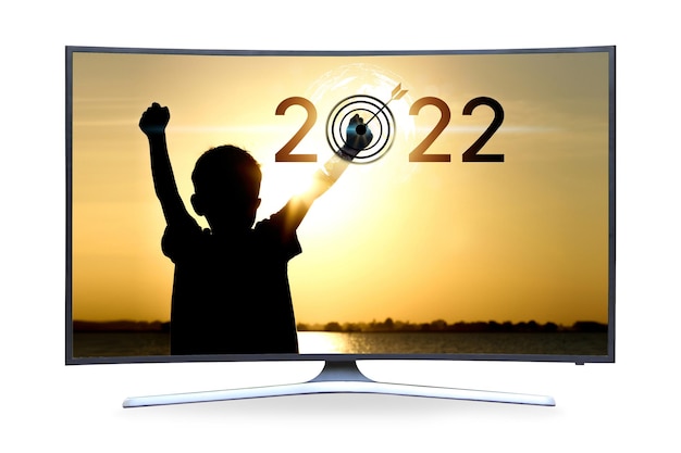 TV incurvée à écran plat 4K LCD ou oled, plasma réaliste, maquette de moniteur HD vierge blanche, avec bonne année 2022. Silhouette d'enfant sur la côte au coucher du soleil.