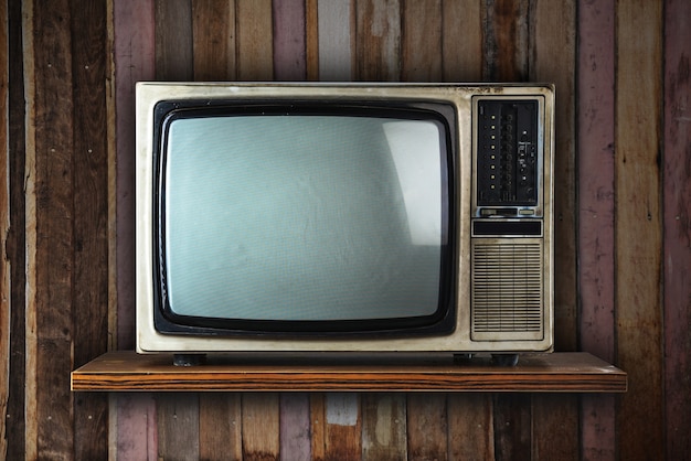 Photo tv vintage sur étagère en bois