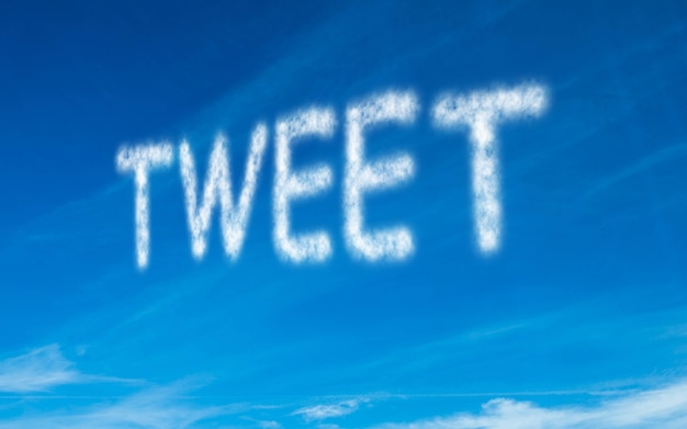 Photo tweet écrit en blanc dans le ciel