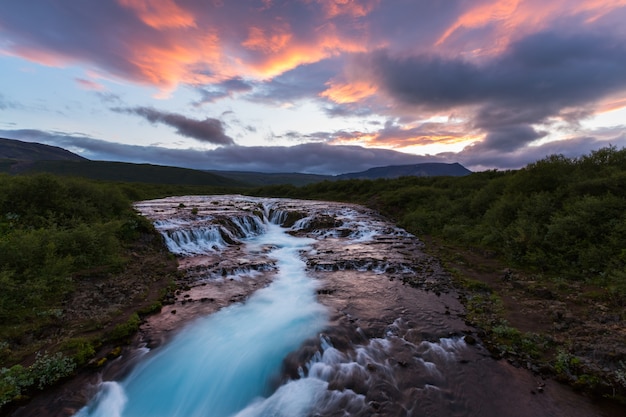 Twilight avec la cascade Bruarfoss dans le sud de l&#39;Islande, Summertime