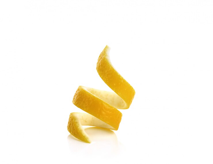Twist de citron frais isolé