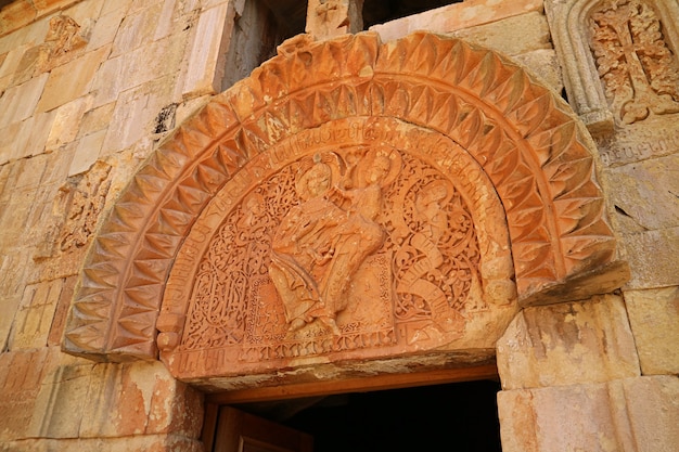 Tympan médiéval à l'église Surb Astvatsatsin dans le complexe du monastère de Noravank en Arménie