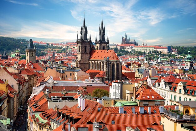 Photo tynsky et la cathédrale saint-vitus parmi les toits rouges de prague vue d'en haut