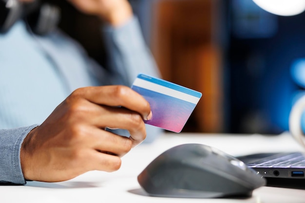 Photo un type achète des vêtements en ligne en entrant le numéro de carte de crédit.
