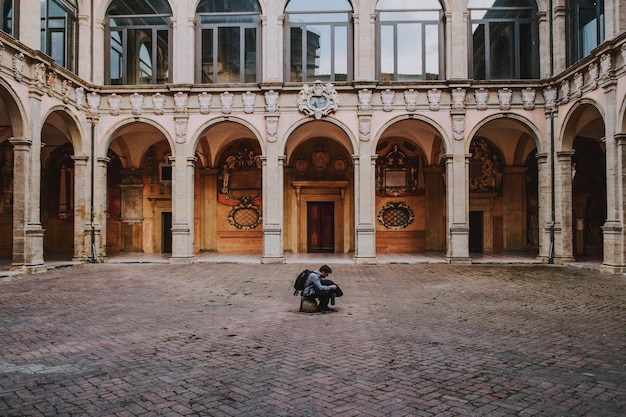 Type attendant dans l'université de Bolonia