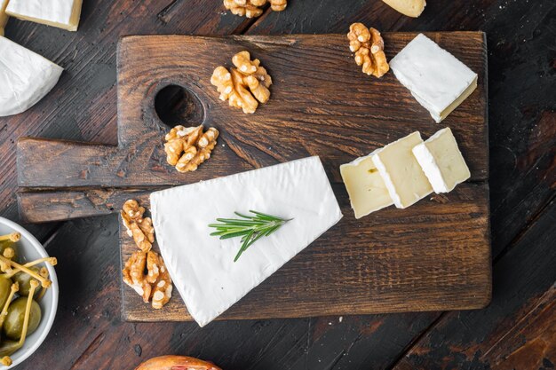 Type de brie de fromage sur fond de bois foncé mise à plat