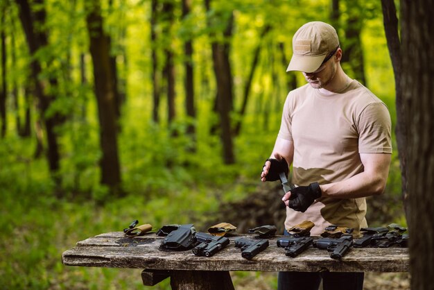 Un type dans les bois teste ses armes pour le tir sportif.