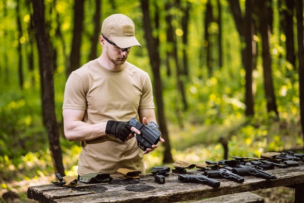 Un type dans les bois teste ses armes pour le tir sportif.