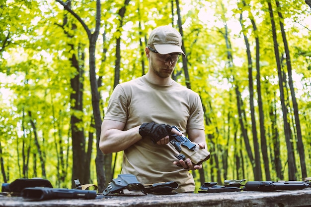 Un type dans les bois teste ses armes pour le tir sportif.