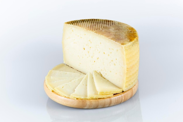 Type de fromage Castilla la Mancha avec fond blanc Espagne