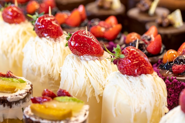 Types de gâteaux Gâteaux exposés au comptoir de la pâtisserie