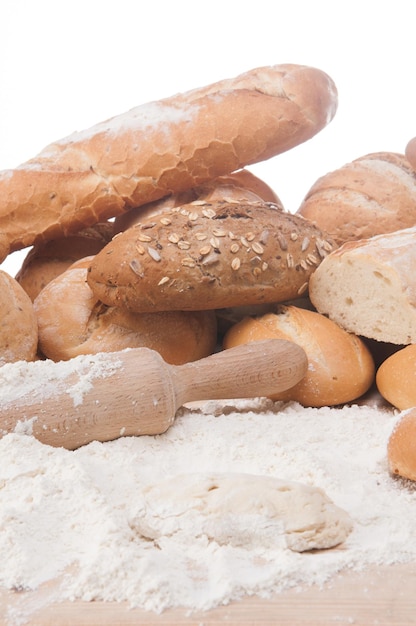 types de pain fraîchement cuit avec de la farine dans une boulangerie