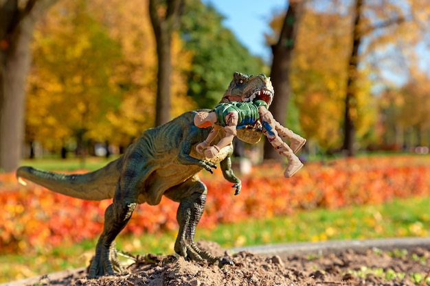 Tyrannosaurus Rex attaque l'homme de la sécurité