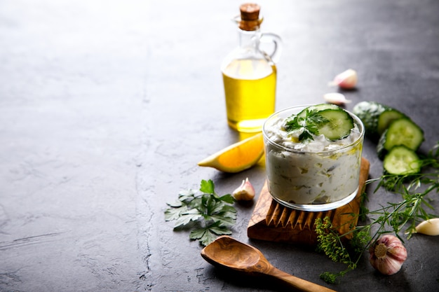 Tzatziki Sauce grecque traditionnelle avec ingrédients