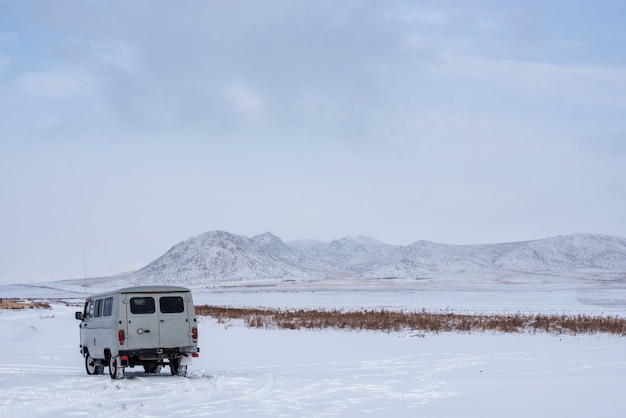 Uaz - Van Russe Dans La Prairie Avec Des Montagnes Enneigées Sur Fond De Mongolie