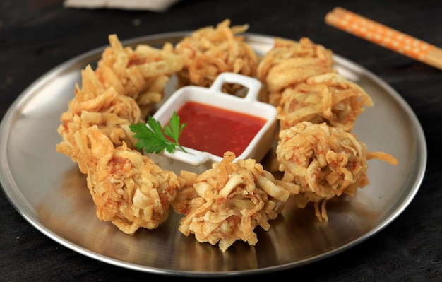 Udang Rambutan ou boule de crevettes de boulettes frites chinoises panées avec des nouilles