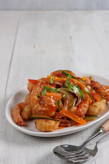 Udang saus asam manis ou crevettes aigres-douces à base de crevettes frites à la sauce tomate