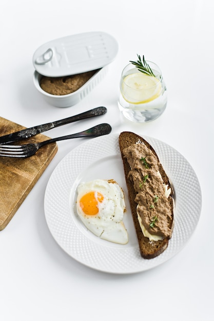 Œuf au plat, pâté de foie sur pain