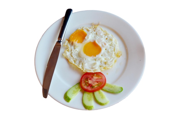 Œuf au plat servi avec tomate et concombre au petit-déjeuner