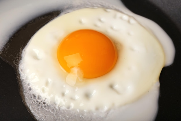 Œuf brouillé sur fond de casserole noire